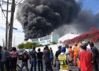 Fuego ha consumido casi la totalidad de la empresa de plásticos