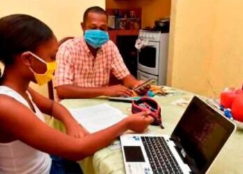 Año escolar será a distancia con radio, televisión e internet