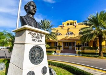 Canciller instruye cónsules asistir dominicanos en islas caribeñas y Miami por el paso huracán Irma