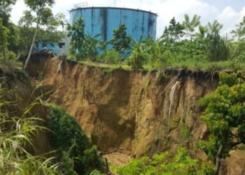Colapso de tanque de agua podría dejar a miles de familias sin suministro en Moca