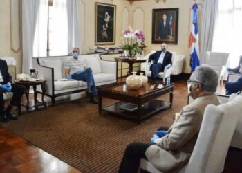 Con mascarilla, guantes y a distancia el Presidente se reúne con comisión de alto nivel para control de coronavirus