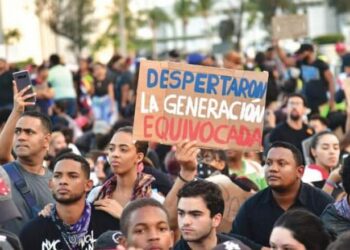 Cuarto días de protestas disfrazados de superhéroes