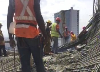 Derrumbe de edificio en construcción provoca un muerto y tres heridos