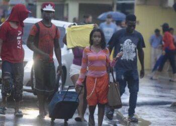 Desalojan de manera obligatoria a residentes a orillas del río Yaque del Norte por desagüe de presa