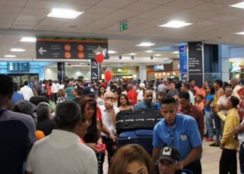 Dominicanos continúan llegando a pasar las Navidades y abarrotan aeropuerto Las Américas