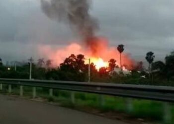 Dos fallecidos en incendio que afecta planta de gas en Licey al Medio