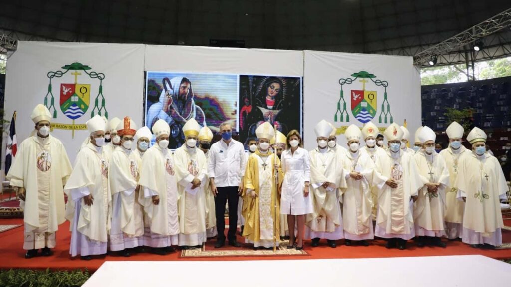 el presidente abinader participo en la ordenacion episcopal de monsenor ramon alfredo de la cruz baldera como nuevo obispo de la diocesis de sfm 1627271428 b