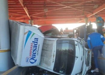En el peaje de Santiago vehículos impactan cabina