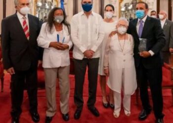 Entregan premio Protector de la Persona Envejeciente al doctor Cruz Jiminián