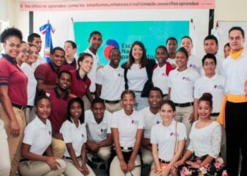 Jóvenes con discapacidad auditiva recibirán 100 becas
