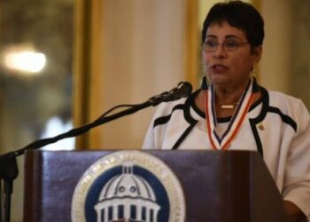Maestra de Villa Mella recibe máximo honor al Mérito Magisterial