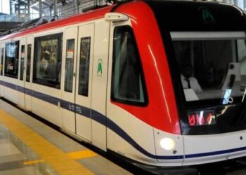 Metro y Teleférico extienden sus horarios de servicios