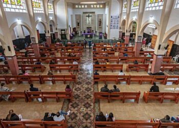 Mujer Abofetea A Sacerdote Durante Misa