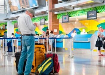 Mujer da a luz en pleno vuelo entre México y Santo Domingo