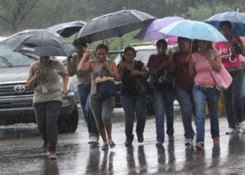 Nueve provincias en alerta verde por onda tropical