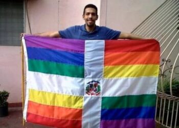 Revuelo en las redes por fotografía de hombre con bandera dominicana con colores LGBTI