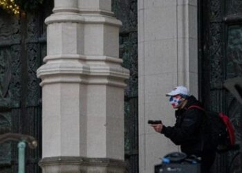 Un hombre con mascarilla y gorra con bandera dominicana dispara en Catedral de Nueva York