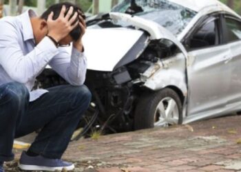 VIDEO: Carro choca con muro en la Luperón; conductor sale ileso