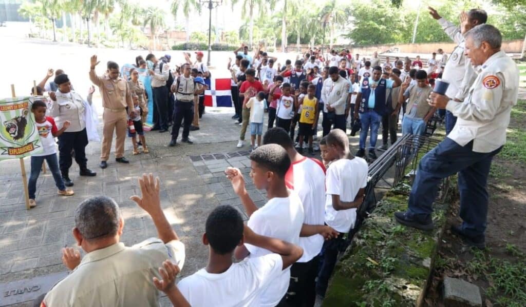 jovenes dominicanos celebran dia de la raza 1728814525