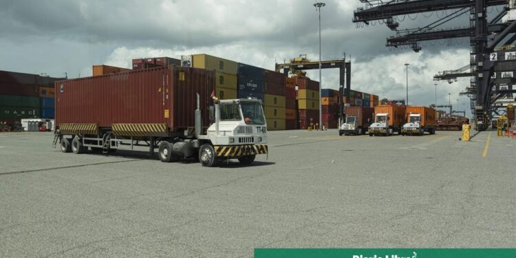 participación femenina transporte RD, empleo mujeres sector transporte, transporte y almacenamiento República Dominicana, brecha salarial sector transporte, mujeres profesionales transporte RD, mercado laboral femenino RD