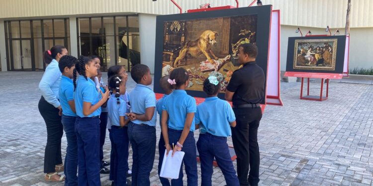 Centro Cultural Rainieri, Escuela Primaria Verón I, cultura dominicana, educación en Punta Cana, identidad dominicana, exposición El Prado en Las Calles