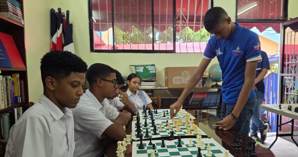 ajedrez en República Dominicana, INEFI ajedrez escolar, Ángel Lara Santos ajedrez, deporte ciencia República Dominicana, ajedrez educativo Santo Domingo Este, promoción ajedrez en escuelas