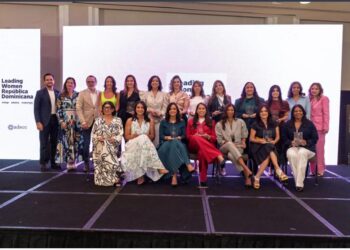Leading Women República Dominicana, liderazgo femenino RD, mujeres líderes marketing RD, industria comunicación Dominicana, reconocimiento mujeres RD, evento liderazgo femenino RD