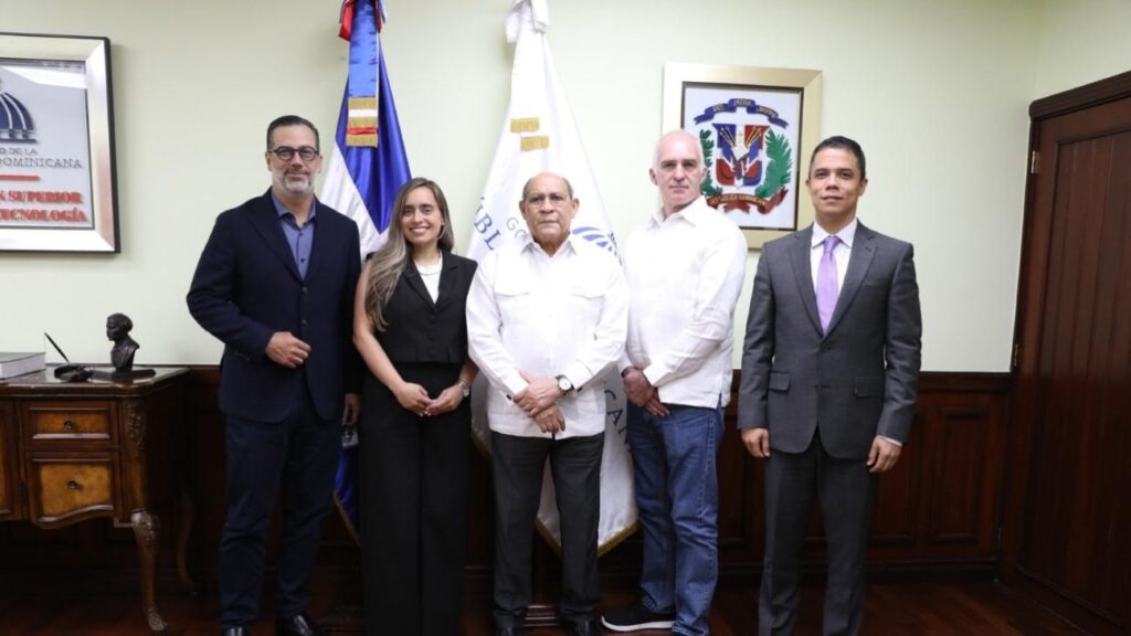 formación aeronáutica República Dominicana, pilotos comerciales RD, MESCyT Arajet alianza, industria aérea dominicana, capacitación técnica aeronáutica, empleos sector aéreo RD