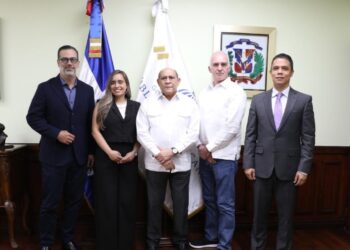 formación aeronáutica República Dominicana, pilotos comerciales RD, MESCyT Arajet alianza, industria aérea dominicana, capacitación técnica aeronáutica, empleos sector aéreo RD