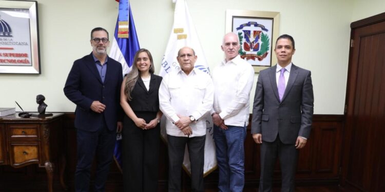 formación aeronáutica República Dominicana, pilotos comerciales RD, MESCyT Arajet alianza, industria aérea dominicana, capacitación técnica aeronáutica, empleos sector aéreo RD