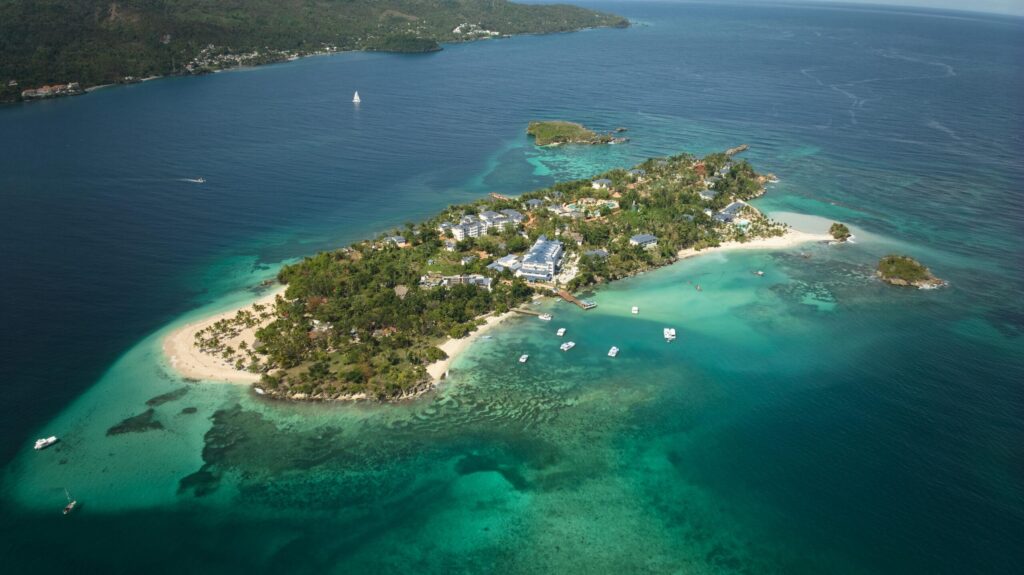 proyecto ecológico Cayo Levantado, Fundación Eco-Bahía, restauración ecológica RD, turismo sostenible República Dominicana, biodiversidad Cayo Levantado, conservación flora nativa RD