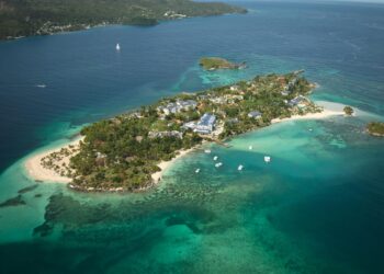 proyecto ecológico Cayo Levantado, Fundación Eco-Bahía, restauración ecológica RD, turismo sostenible República Dominicana, biodiversidad Cayo Levantado, conservación flora nativa RD