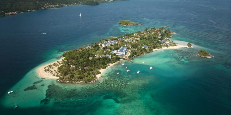 proyecto ecológico Cayo Levantado, Fundación Eco-Bahía, restauración ecológica RD, turismo sostenible República Dominicana, biodiversidad Cayo Levantado, conservación flora nativa RD
