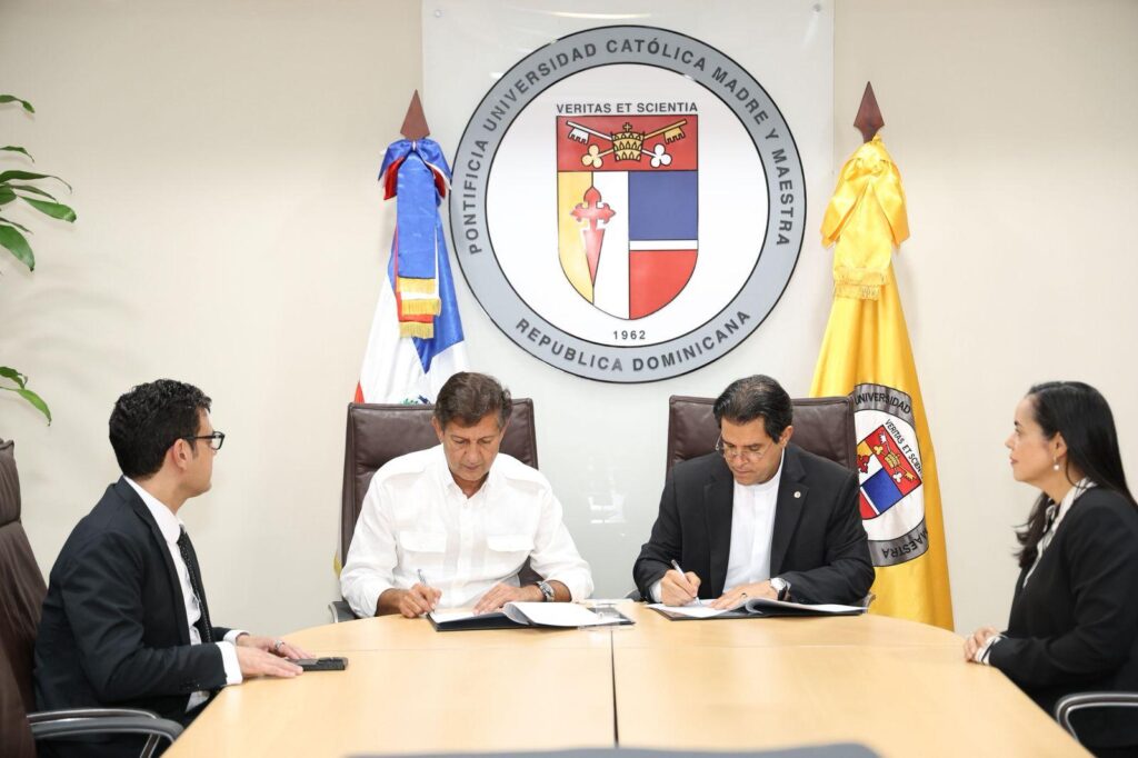 PUCMM, SAVANNA, industria de semiconductores RD, tecnología en República Dominicana, formación técnica RD, innovación tecnológica RD