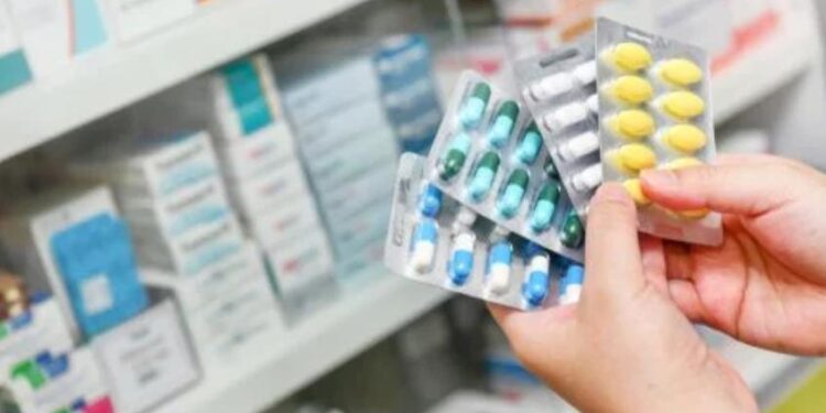 aprobación de medicamentos República Dominicana, informe WAIT 2025, acceso a medicamentos innovadores, tiempo aprobación fármacos América Latina, industria farmacéutica Dominicana, salud pública RD