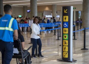 aeropuerto de Punta Cana, discapacidades no visibles, Hidden Disabilities Sunflower, Sunflower Lanyard, inclusión en aviación RD, experiencia de viaje inclusiva