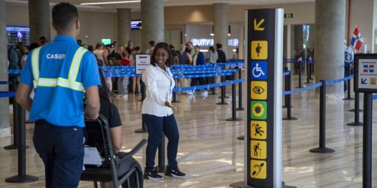 aeropuerto de Punta Cana, discapacidades no visibles, Hidden Disabilities Sunflower, Sunflower Lanyard, inclusión en aviación RD, experiencia de viaje inclusiva