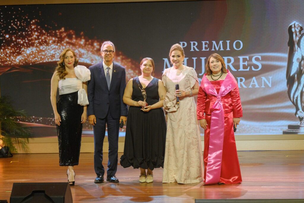Jatnna Tavárez, Premio Mujeres que Inspiran, liderazgo femenino República Dominicana, mujeres dominicanas destacadas, empoderamiento femenino RD, cultura y comunicación dominicana
