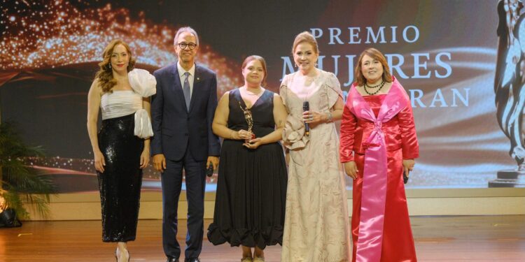 Jatnna Tavárez, Premio Mujeres que Inspiran, liderazgo femenino República Dominicana, mujeres dominicanas destacadas, empoderamiento femenino RD, cultura y comunicación dominicana
