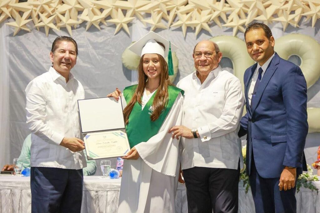 Liceo Científico República Dominicana, graduación liceo científico, becas MESCyT estudiantes, educación superior RD, talento joven dominicano, formación científica RD