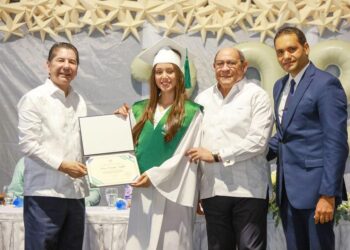 Liceo Científico República Dominicana, graduación liceo científico, becas MESCyT estudiantes, educación superior RD, talento joven dominicano, formación científica RD
