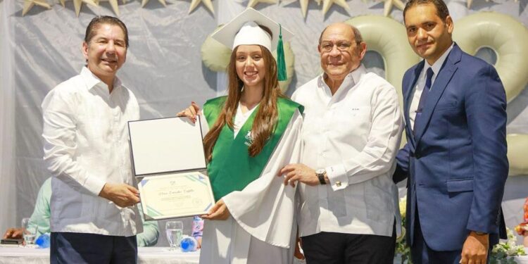 Liceo Científico República Dominicana, graduación liceo científico, becas MESCyT estudiantes, educación superior RD, talento joven dominicano, formación científica RD