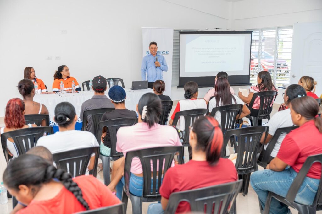 Barrick Pueblo Viejo, alfabetización en Cotuí, programa educativo República Dominicana, educación para adultos, desarrollo comunitario Cotuí, inversión social Barrick