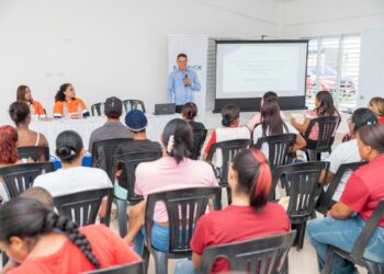 Barrick Pueblo Viejo, alfabetización en Cotuí, programa educativo República Dominicana, educación para adultos, desarrollo comunitario Cotuí, inversión social Barrick