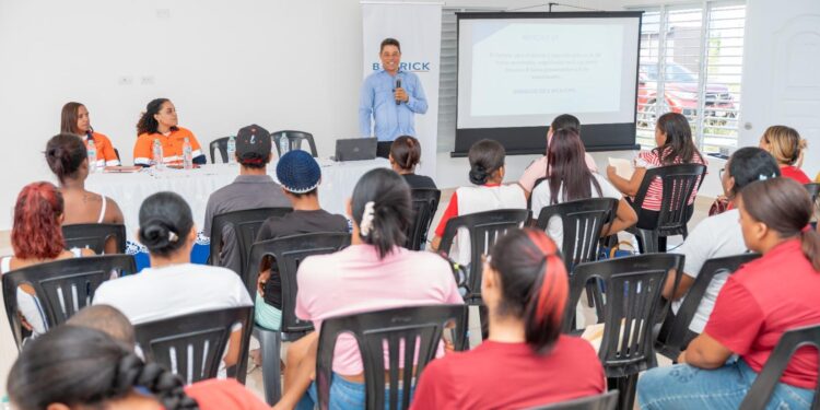 Barrick Pueblo Viejo, alfabetización en Cotuí, programa educativo República Dominicana, educación para adultos, desarrollo comunitario Cotuí, inversión social Barrick