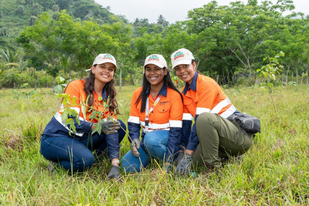 Barrick Pueblo Viejo, reforestación en Hatillo, conservación ambiental RD, especies nativas República Dominicana, protección recursos hídricos, biodiversidad Monseñor Nouel