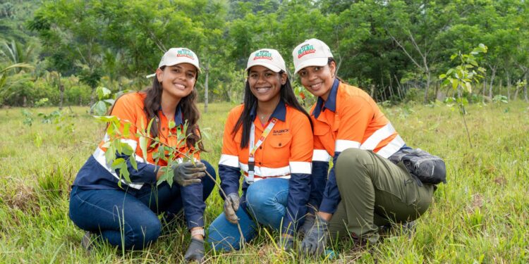 Barrick Pueblo Viejo, reforestación en Hatillo, conservación ambiental RD, especies nativas República Dominicana, protección recursos hídricos, biodiversidad Monseñor Nouel