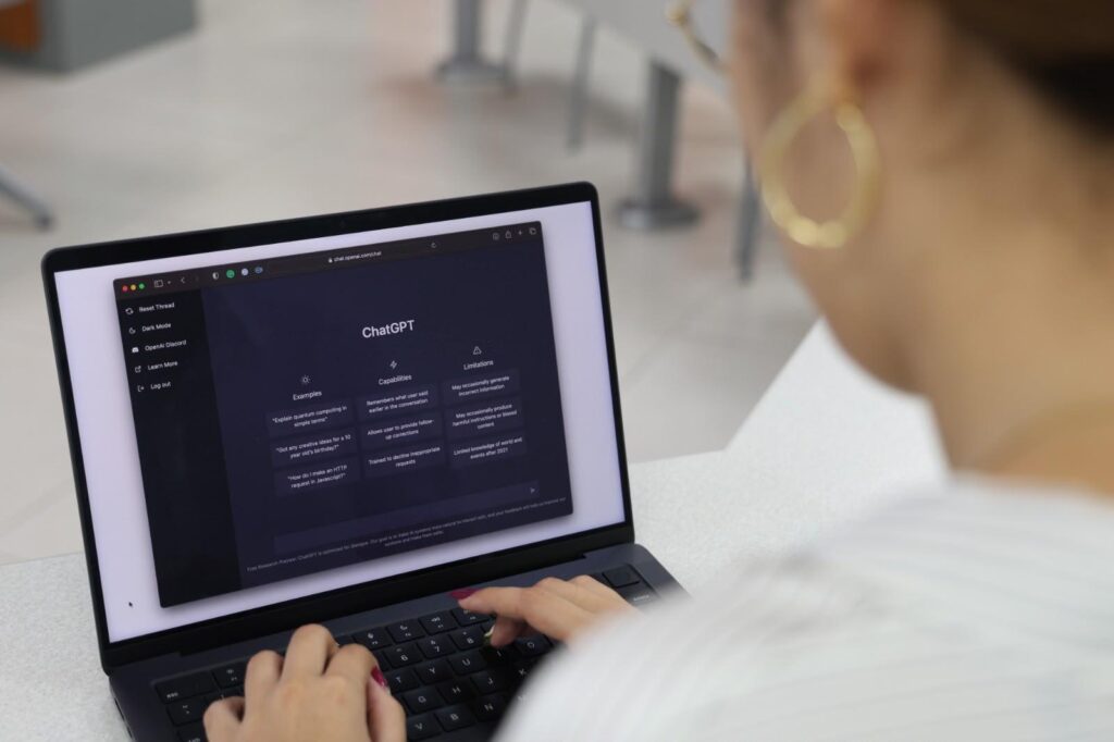 inteligencia artificial, universitarios dominicanos, procrastinación académica, PUCMM, pensamiento crítico, dependencia tecnológica