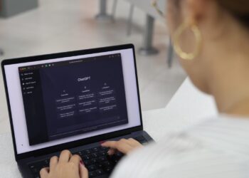inteligencia artificial, universitarios dominicanos, procrastinación académica, PUCMM, pensamiento crítico, dependencia tecnológica