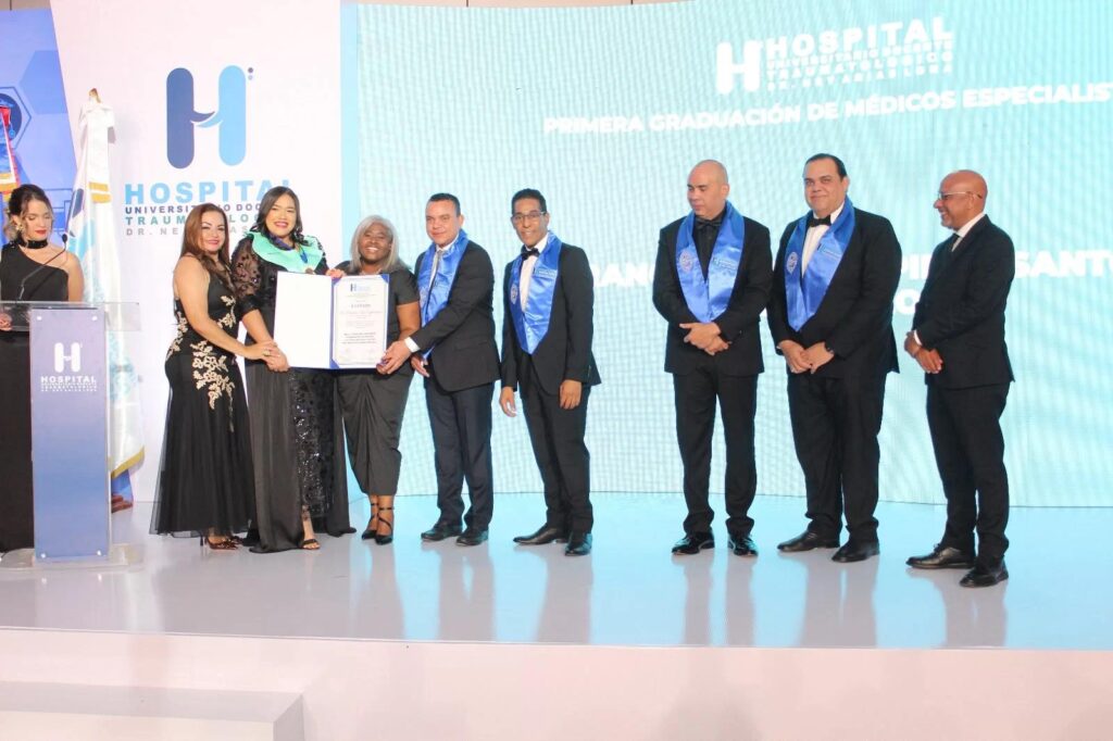 Hospital Ney Arias Lora, especialistas médicos RD, formación médica República Dominicana, subespecialistas medicina, sistema de salud dominicano, graduación médicos especialistas